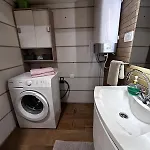 Knox Center Apartment *