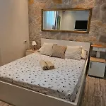 Knox Center Apartment Split