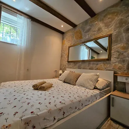 Knox Center Apartment