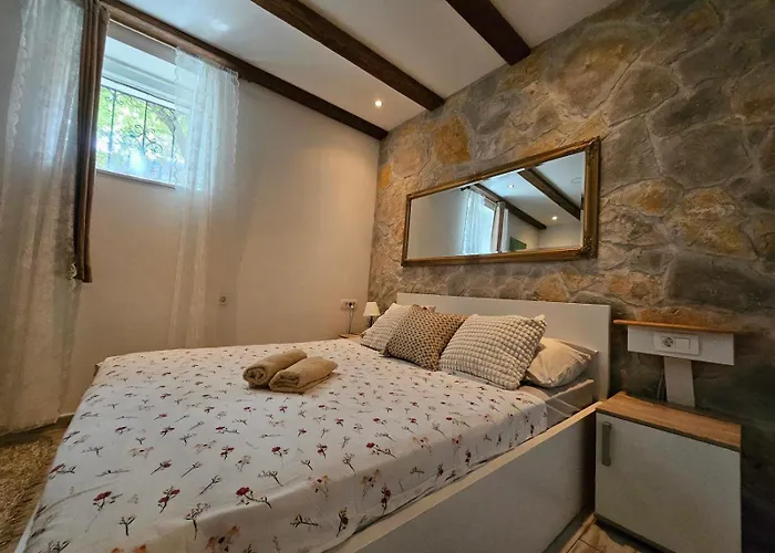 Knox Center Apartment