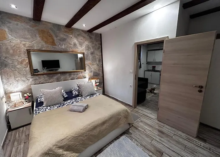 Knox Center Apartment Split