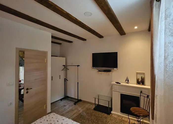 Knox Center Apartment *