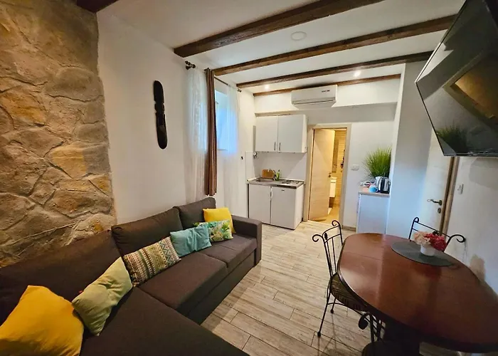 Knox Center Apartment