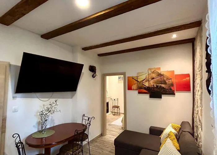 Knox Center Apartment Split